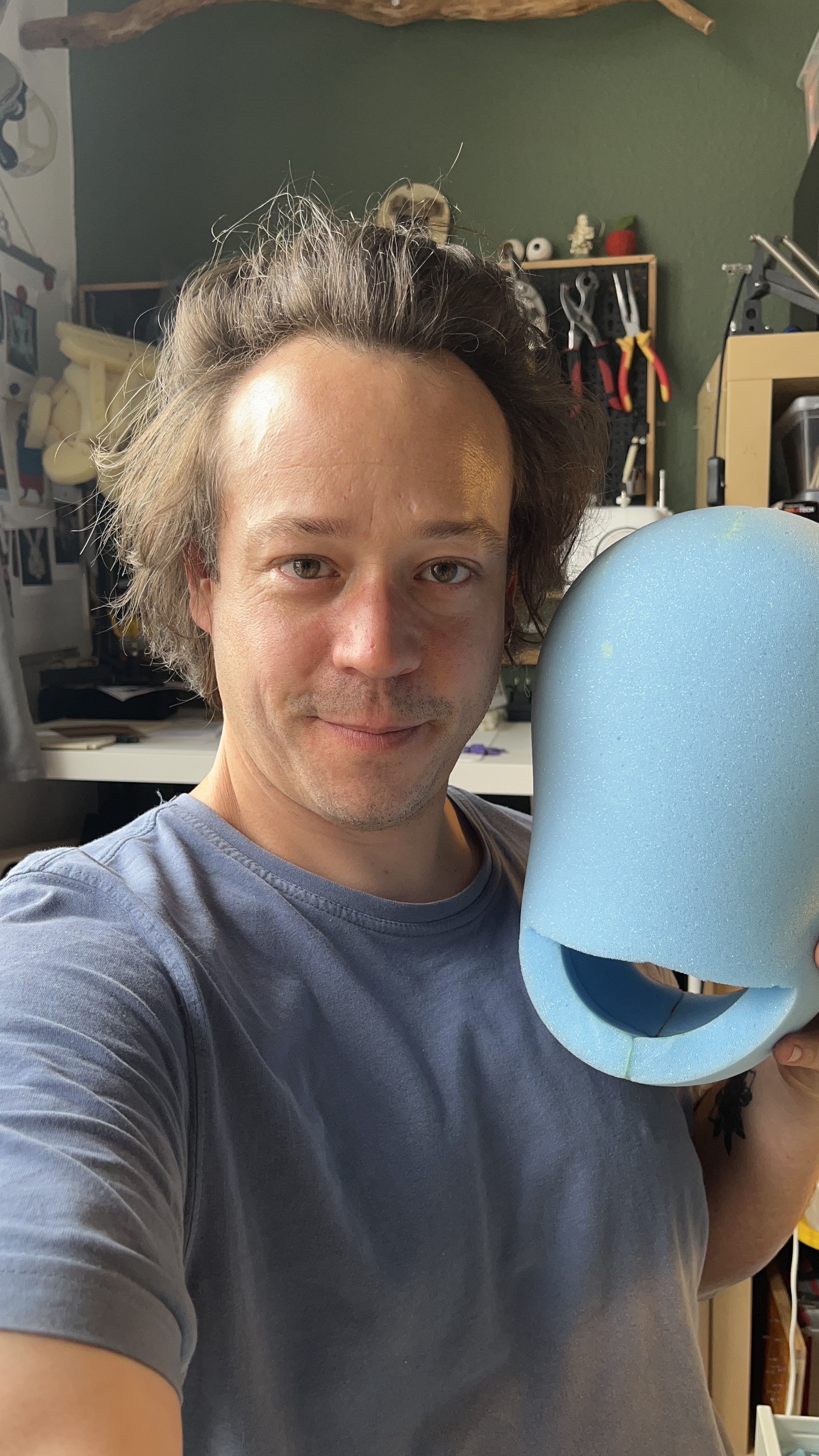 Le marionnettiste dans son atelier